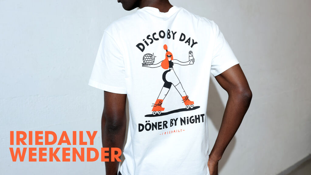 Person mit Disco-Day T-Shirt von hinten